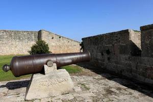 21 januari 2019 Israel. gammal kanon på fästningsmuren i Akko stad. foto