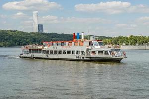 Moskva, Ryssland - 10 augusti 2017 utsikt över floden i Moskva och den flytande passagerarbåten foto