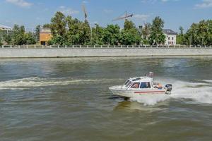 Moskva, Ryssland - 10 augusti 2017 kustbevakningen sök- och räddningsfartyg i Moskvafloden foto