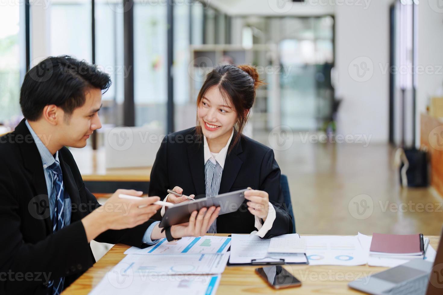 Aziatisch portret van mensen die samenwerken aan een nieuw project om budgetten te analyseren en investeringsrisico's te beheren in de huidige winstverhoging voor marketing in de kantoorruimte foto