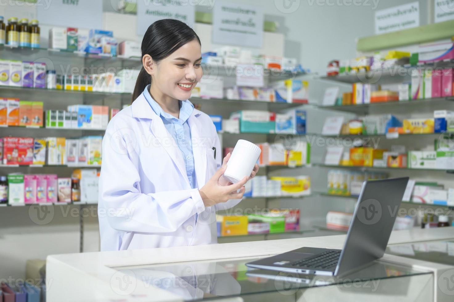 vrouwelijke apotheker die klant adviseert via videogesprek in een moderne apotheekdrogisterij. foto