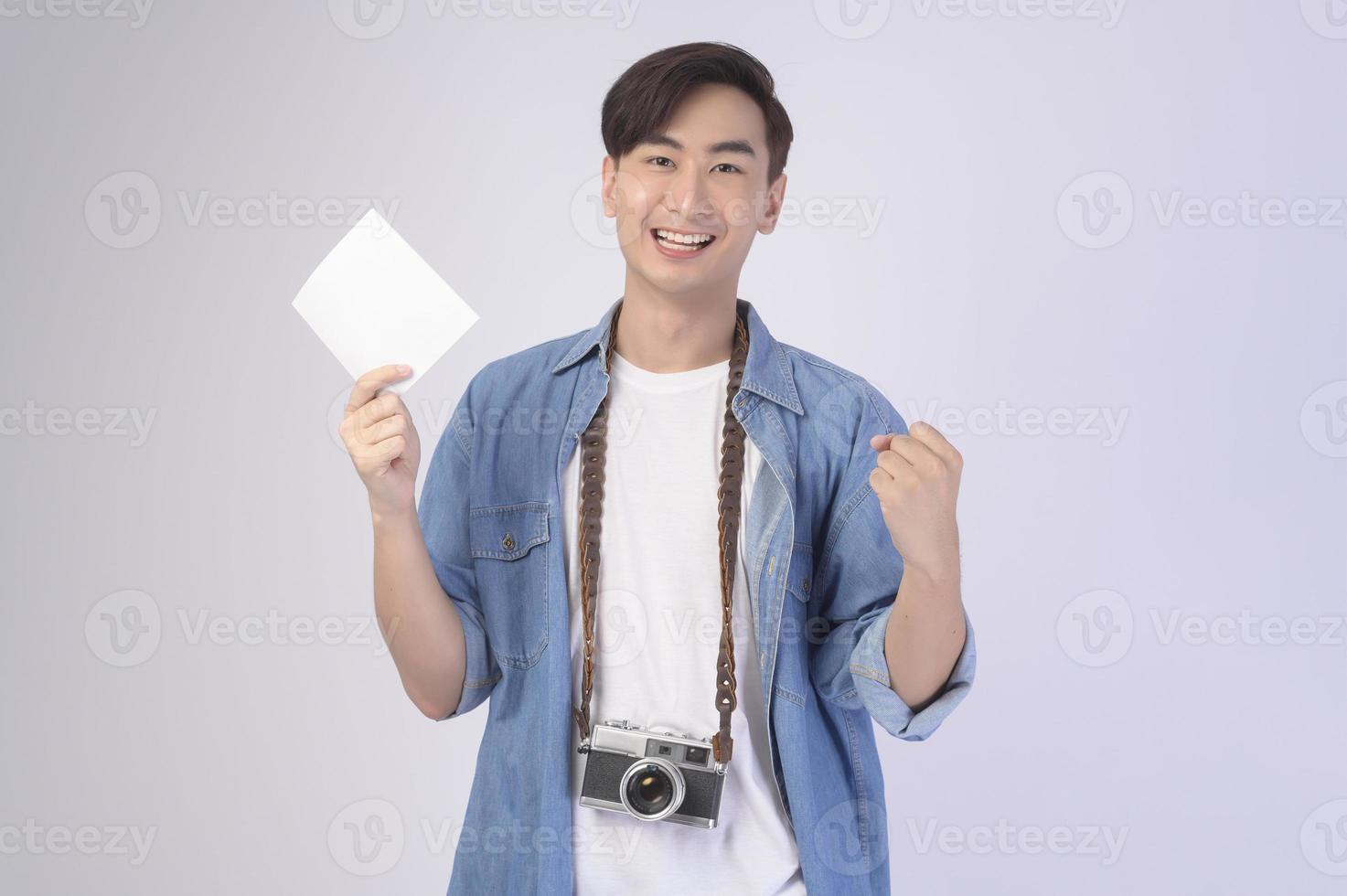 jonge gelukkig Aziatische toeristische man over witte achtergrond studio, reizen en vakantie concept. foto