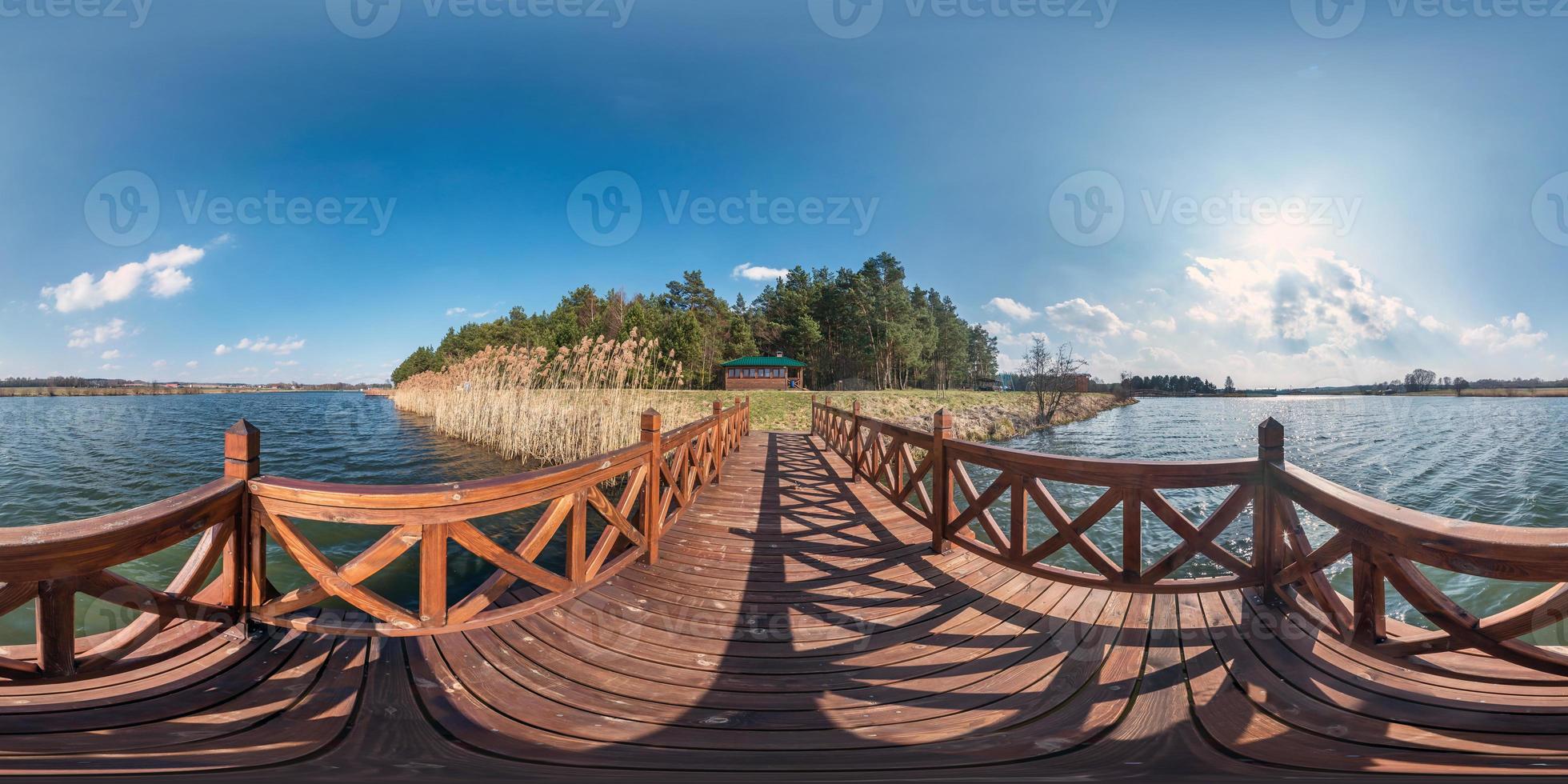 volledig naadloos hdri bolvormig panorama 360 graden hoekmening op houten pier van breed meer in zonnige dag. 360 panorama in equirectangular projectie, klaar vr ar virtual reality content foto