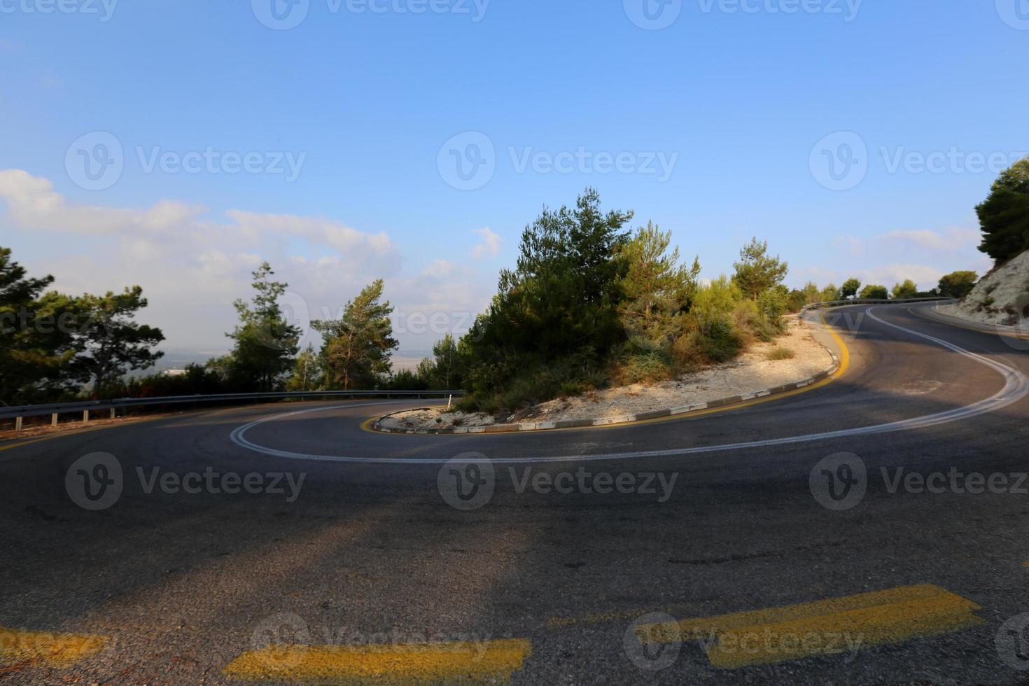 asfaltweg dwars door Israël van noord naar zuid. foto