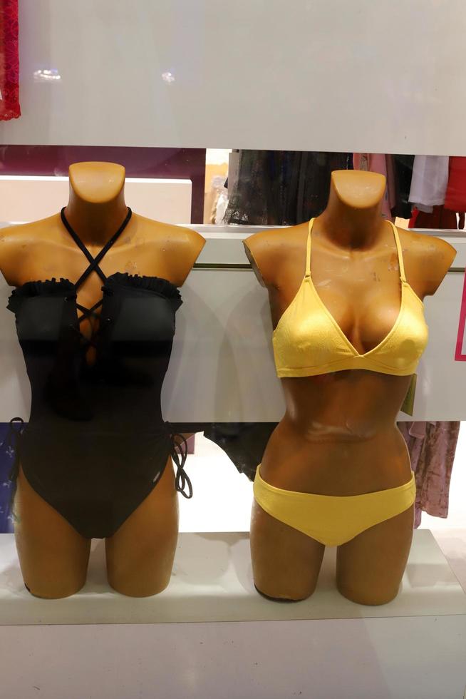 tel aviv israel 15 maart 2020. een mannequin is te zien in een grote winkel. foto