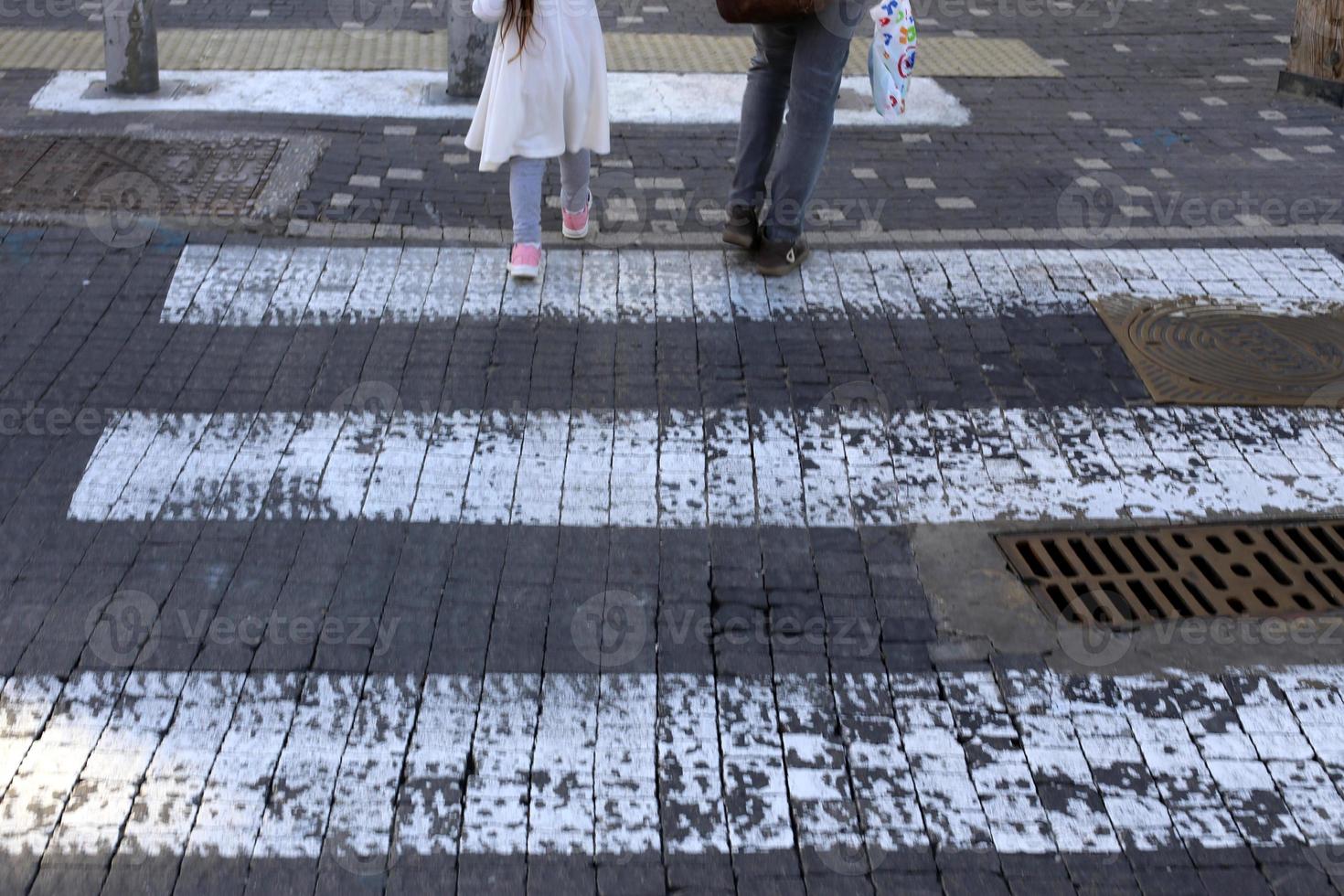 stoep voor voetgangers in een grote stad foto