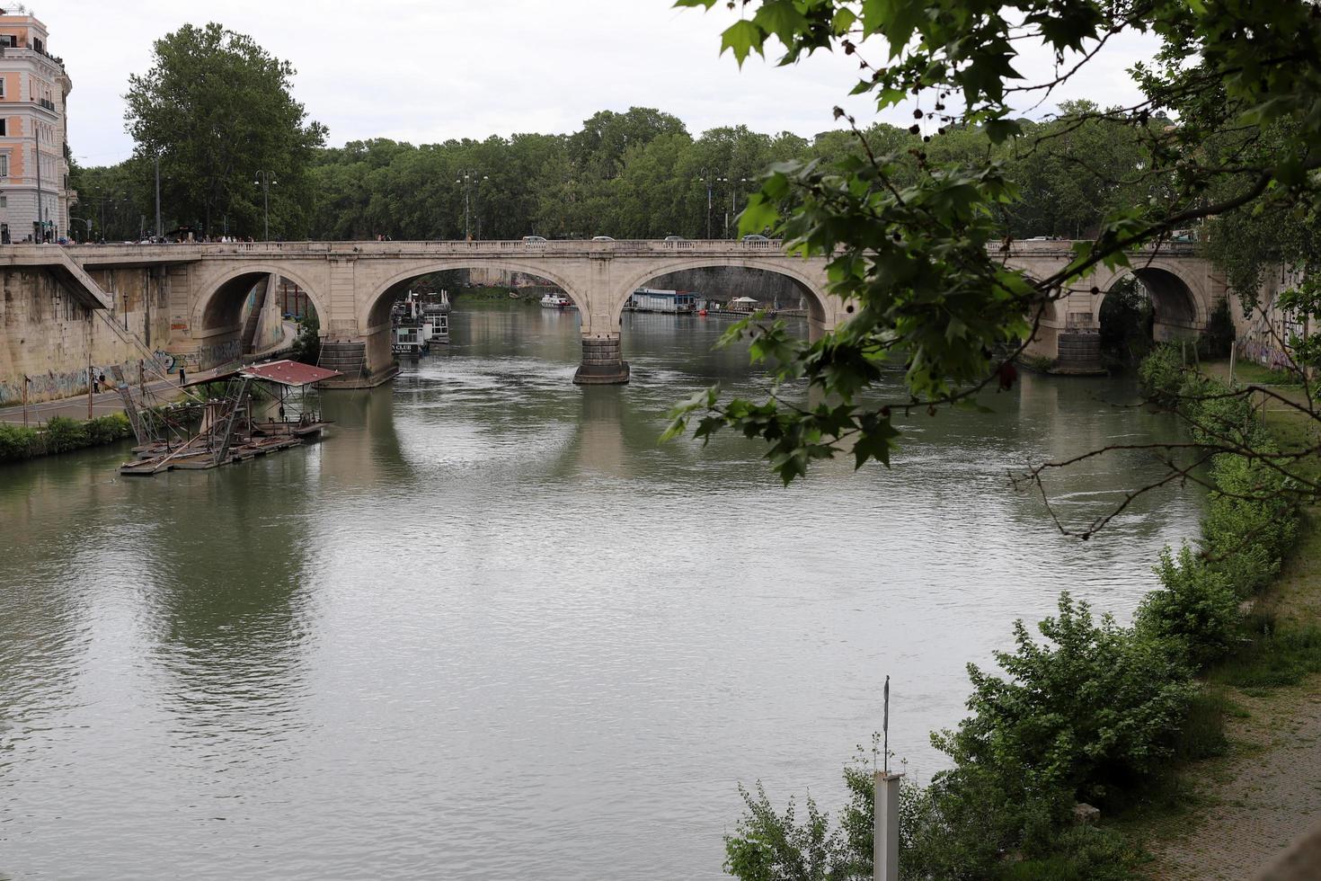 rome italië 9 mei 2022 volstromende rivier de tiber in het centrum van rome. foto