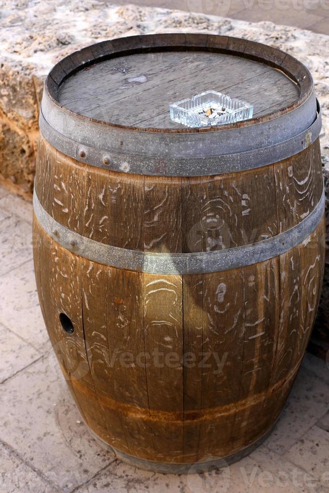 hoe een oud vat op de boerderij te gebruiken. foto