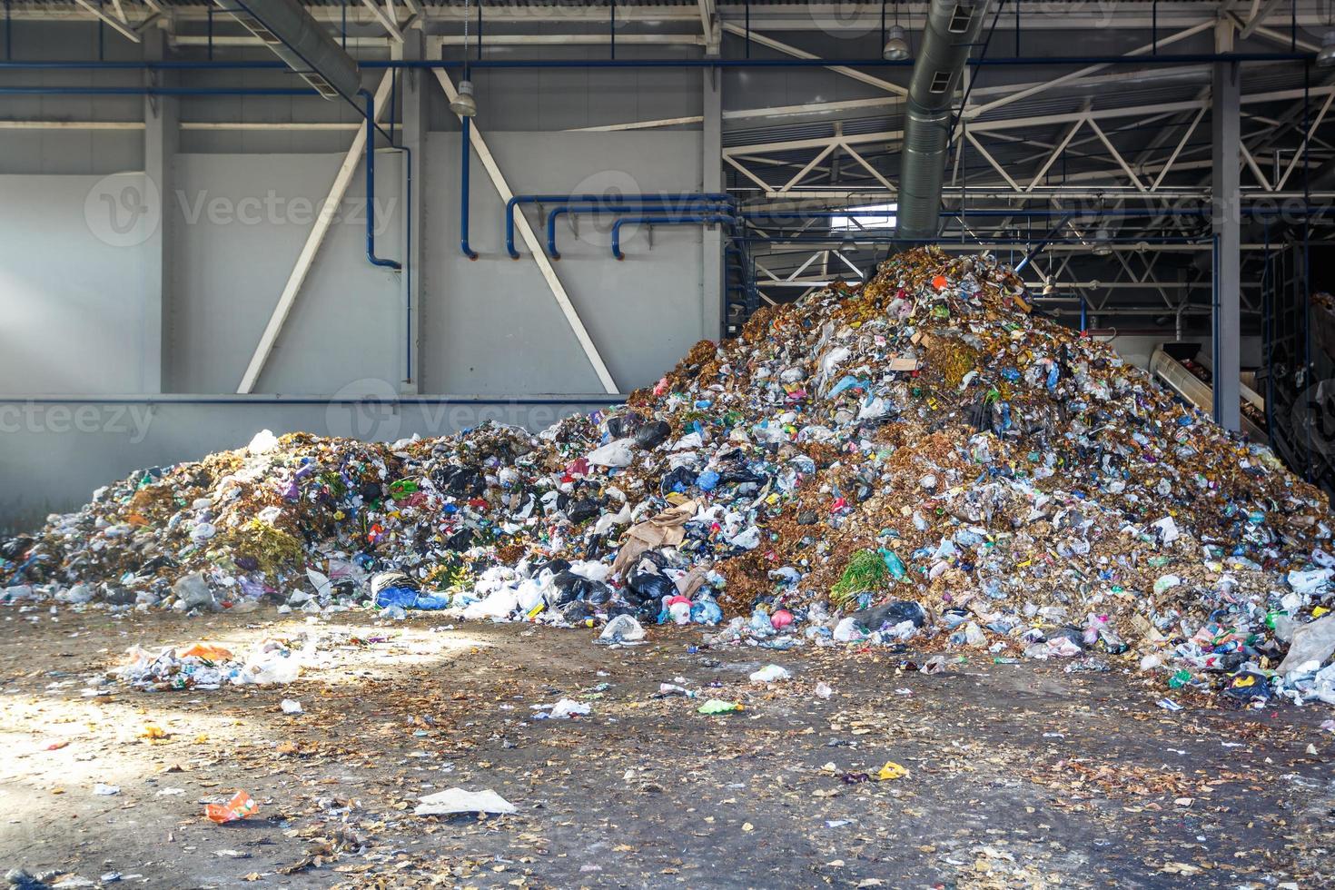 moderne afvalrecycling verwerkingsbedrijf. gescheiden afvalinzameling. recycling en opslag van afval voor verdere verwijdering. foto