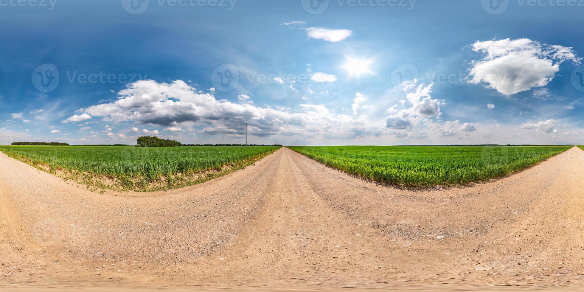 volledig naadloos bolvormig hdri-panorama 360 graden hoekzicht op onverharde weg tussen velden in zomerdag met geweldige wolken voor storm in equirectangular projectie, voor vr ar virtual reality-inhoud foto