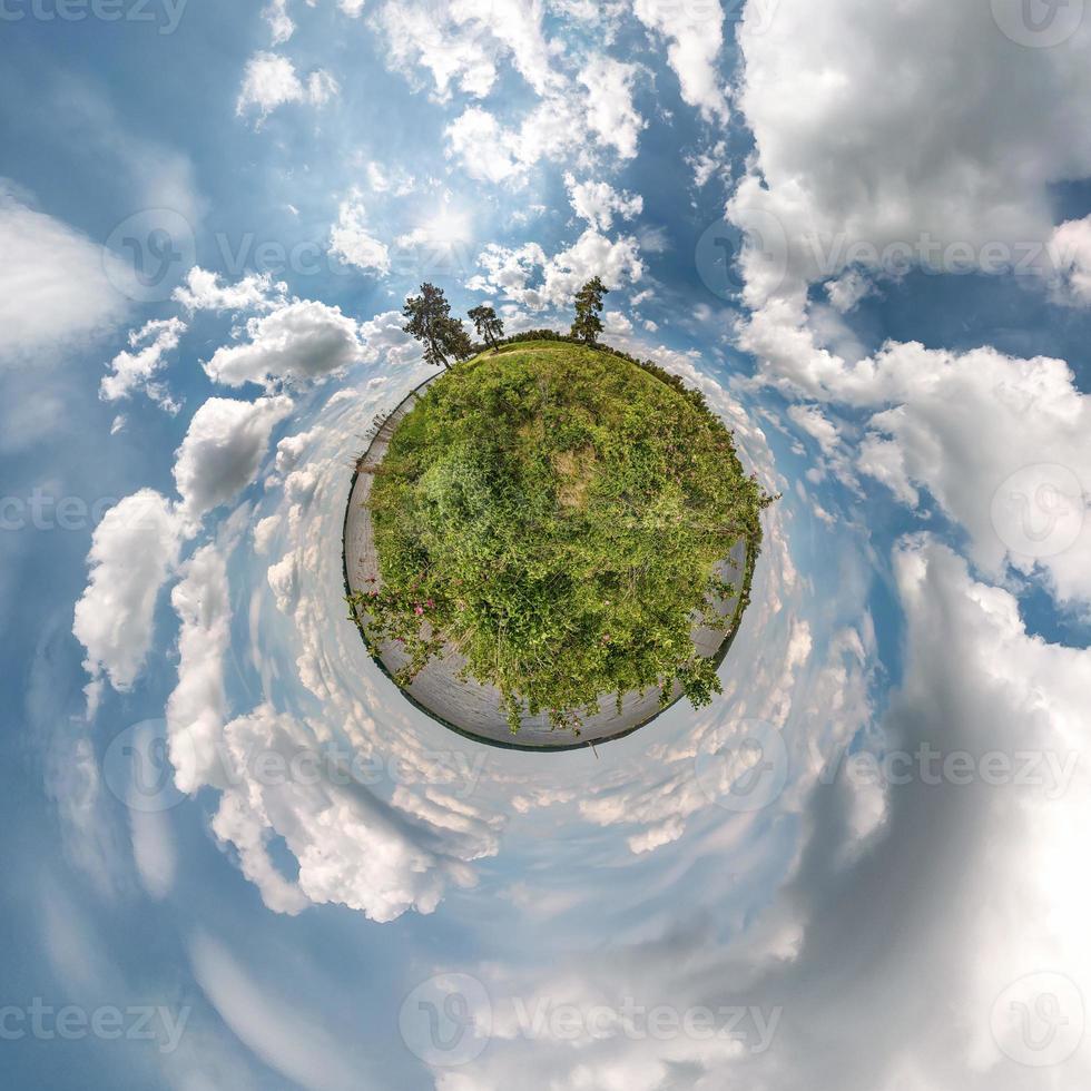 kleine planeet transformatie van bolvormig panorama 360 graden. sferische abstracte luchtfoto in veld met geweldige mooie wolken. kromming van de ruimte. foto