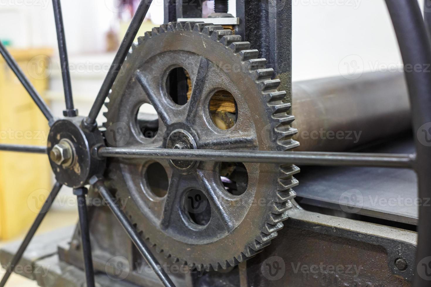 versnellingen mechanisme. details van oude oude machine voor het maken van gravures foto