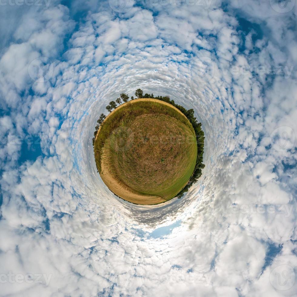 kleine planeet transformatie van bolvormig panorama 360 graden. sferische abstracte luchtfoto in veld in mooie avond met geweldig mooie wolken. kromming van de ruimte. foto