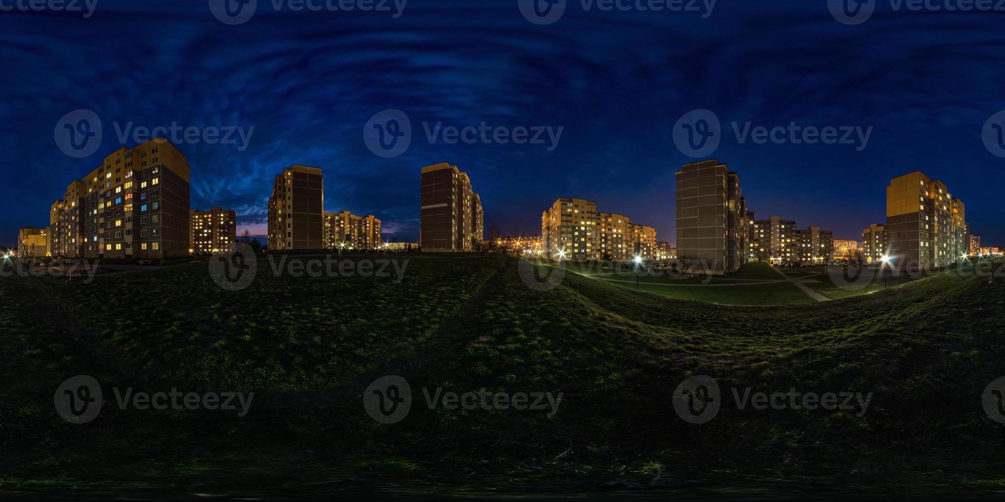 volledig naadloos sferisch hdri-nachtpanorama 360 graden kijkhoek licht in ramen van gebouwen met meerdere verdiepingen, woonwijk van stedelijke ontwikkeling in equirectangular projectie, ar vr-inhoud foto