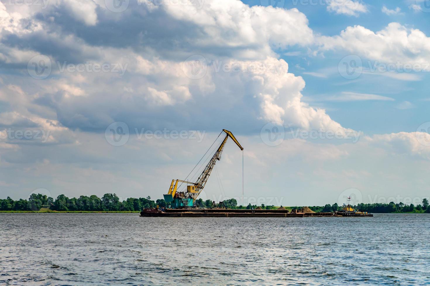 enorme graver in steengroeve voor zandwinning in meer foto