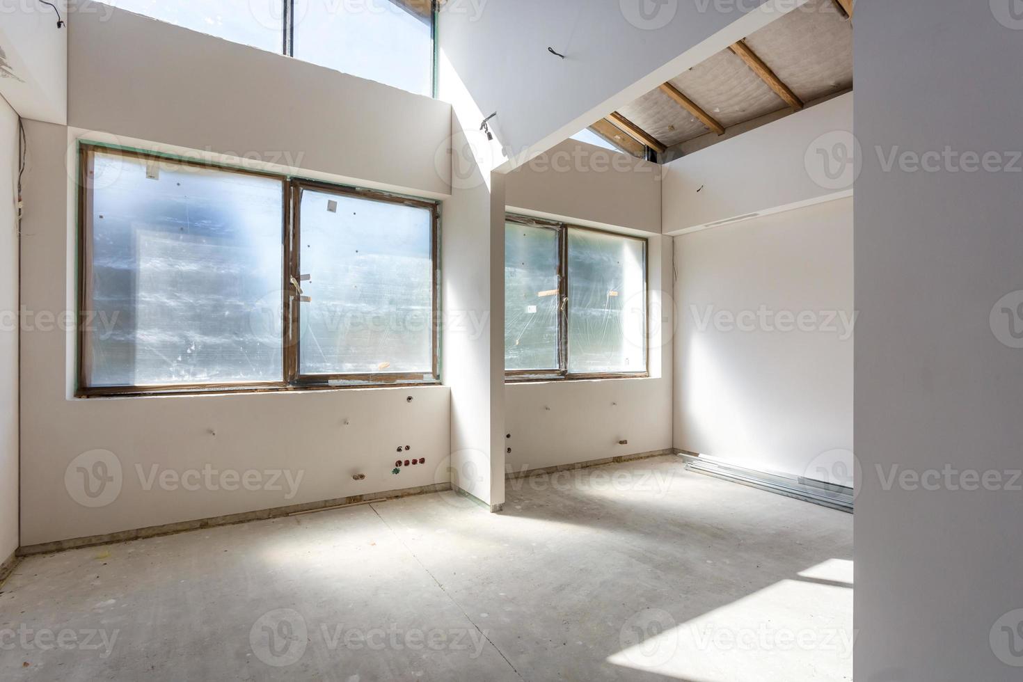 lege kamer zonder reparatie. interieur van witte muur foto