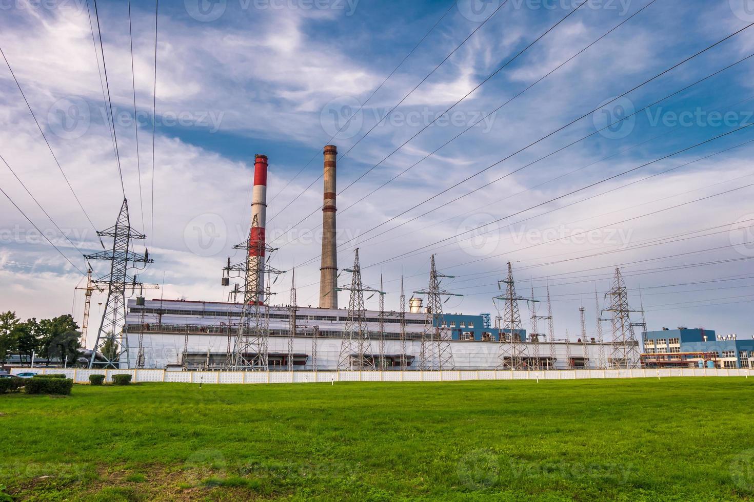 pijpen van een chemische ondernemingsinstallatie. luchtvervuiling concept. industrieel landschap milieuvervuiling afval van thermische elektriciteitscentrale foto