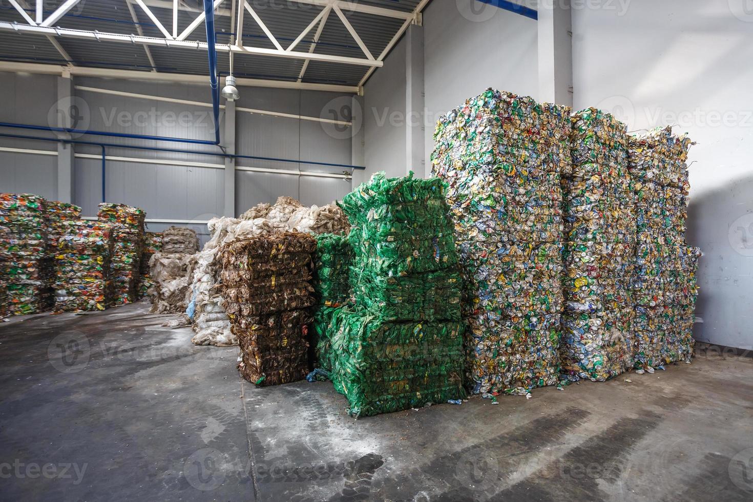 plastic geperste balen in het magazijn van afgewerkte producten op een modern afvalverwerkingsbedrijf. gescheiden afvalinzameling. recycling en opslag van afval voor verdere verwijdering. foto