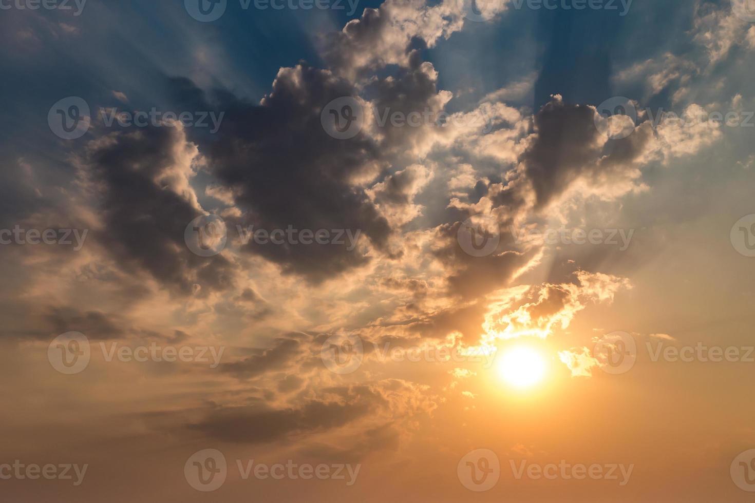 blauwe hemelachtergrond met avond pluizig krullend rollende altocumulus altostratus wolken met ondergaande zon. goed winderig weer foto