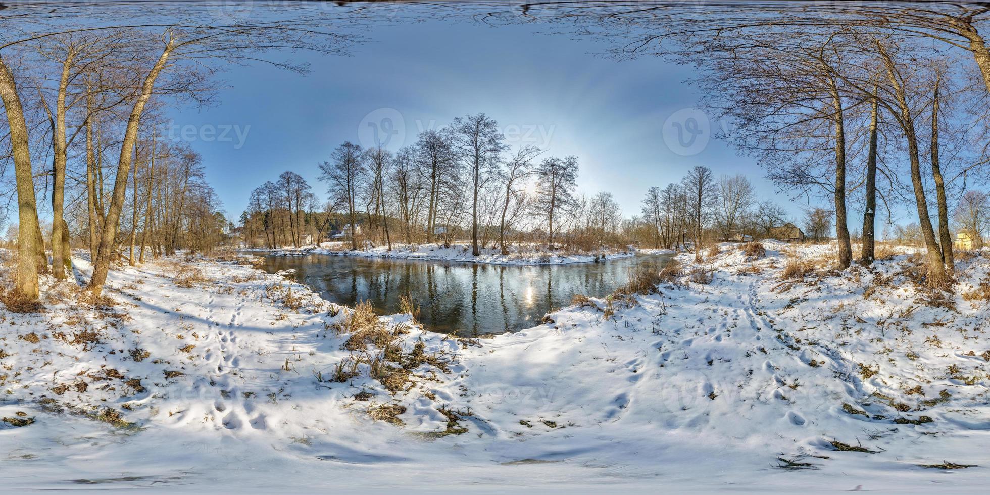 volledig naadloos bolvormig panorama 360 graden hoekweergave in de buurt van smalle snelle rivier in een zonnige winteravond. 360 panorama in equirectangular projectie. vr ar virtual reality-inhoud foto