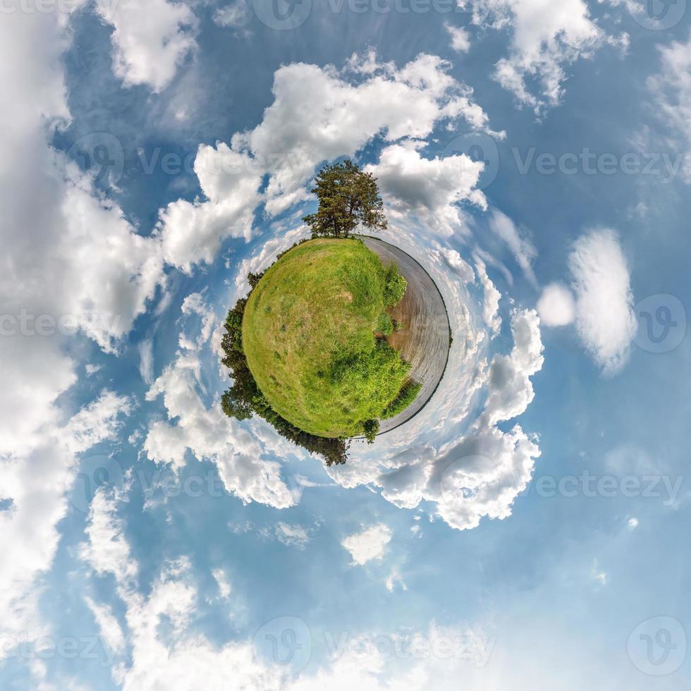 kleine planeet transformatie van bolvormig panorama 360 graden. sferische abstracte luchtfoto in veld in mooie dag met geweldig mooie wolken. kromming van de ruimte. foto