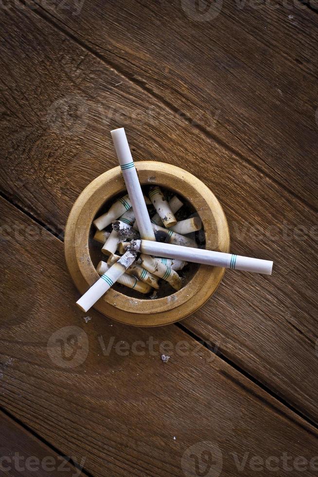 sigaret op tafel foto