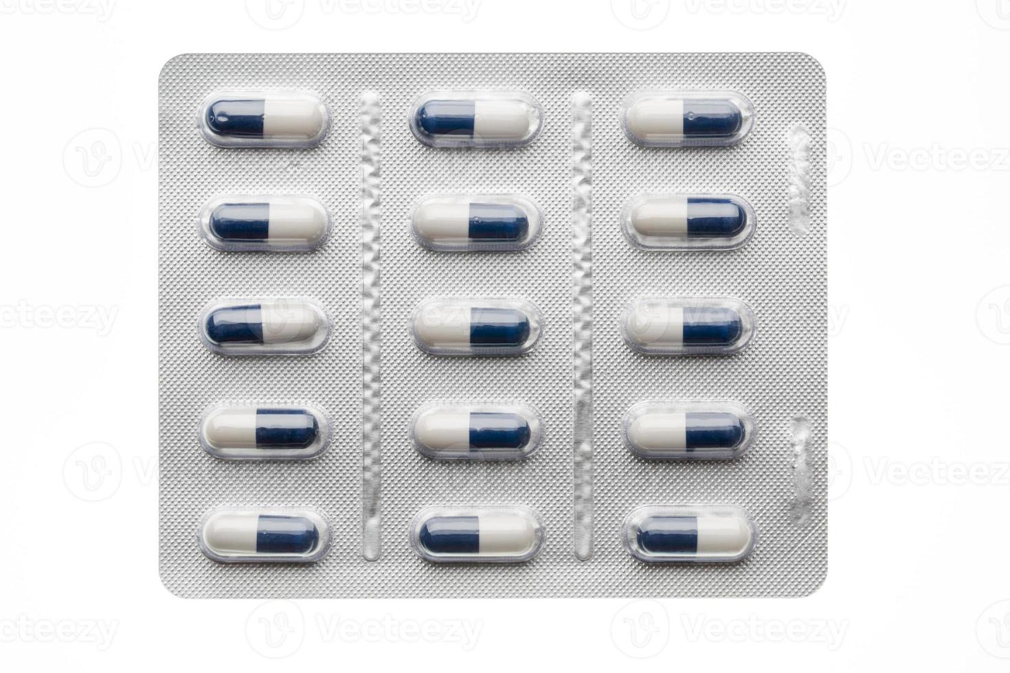 donkerblauwe capsules in blisterverpakking close-up geïsoleerd foto