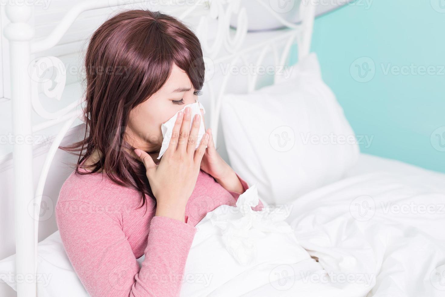 zieke vrouw verkouden foto