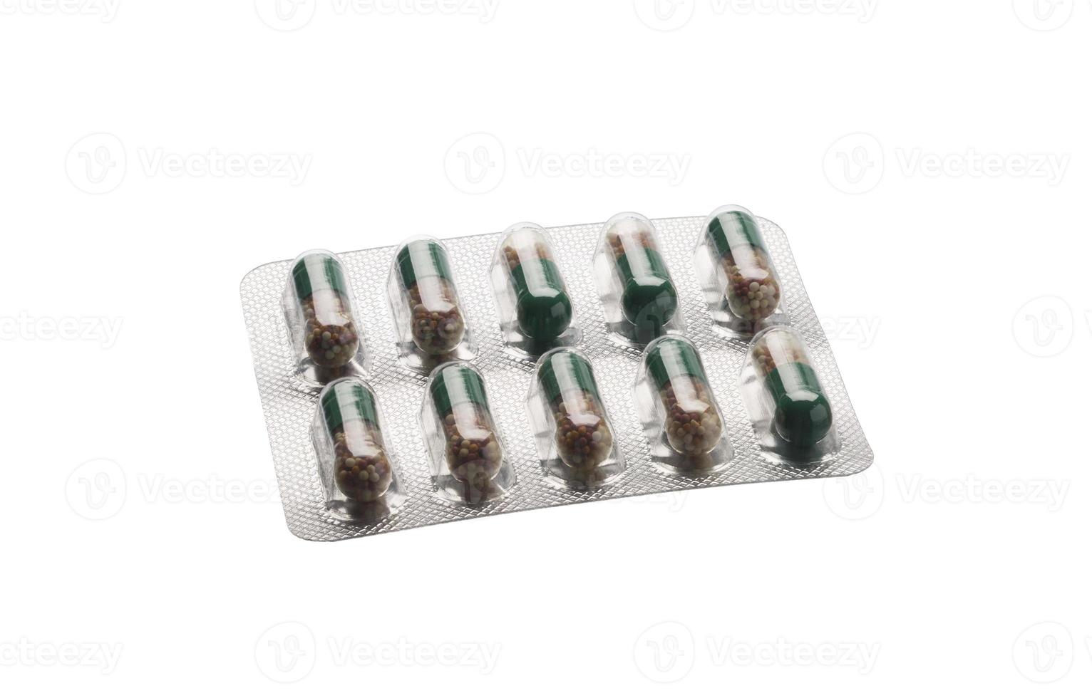 groene medicatie capsules in blisterverpakking geïsoleerd op whiite achtergrond foto