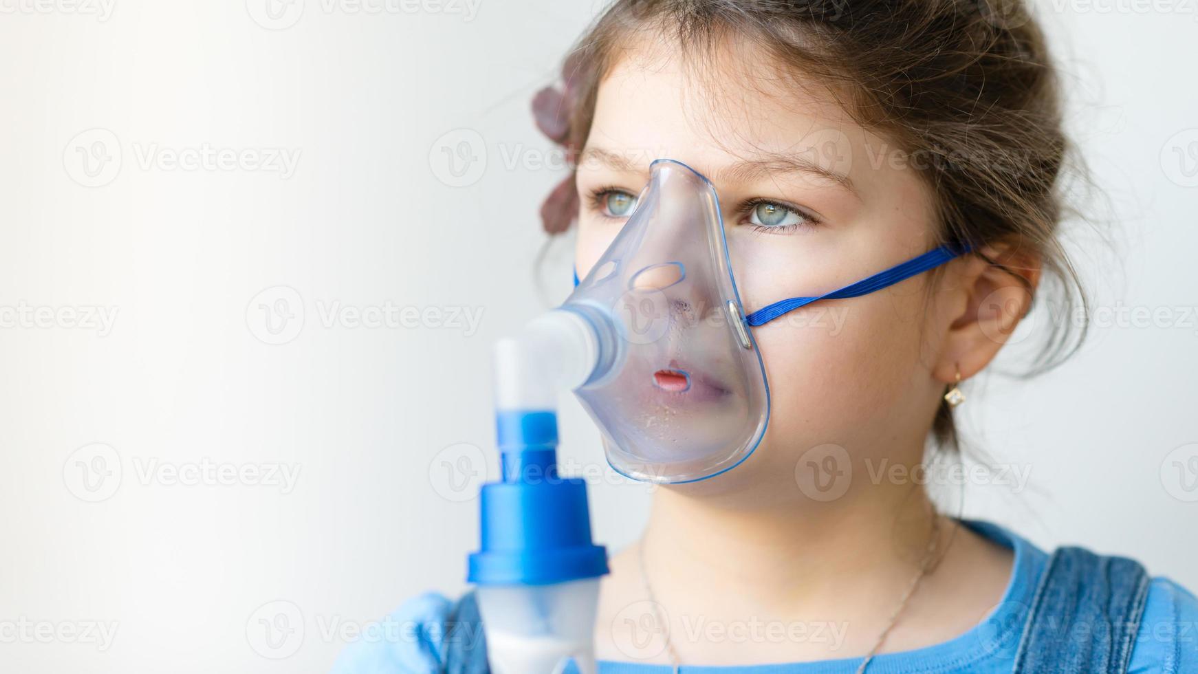 meisje met astma-inhalator foto