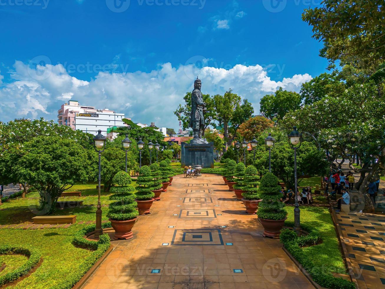 vung tau - 2 juli 2022 tran hing dao-standbeeld in de stad vung tau in vietnam. monument van de militaire leider op blauwe hemelachtergrond foto