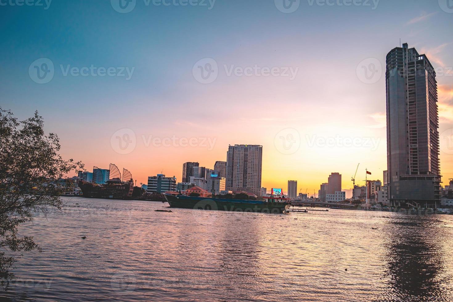 ho chi minh, vietnam - 13 februari 2022 weergave van bitexco financiële toren gebouw, gebouwen, wegen, thu thiem brug en saigon rivier in ho chi minh stad in zonsondergang. panoramabeeld van hoge kwaliteit. foto