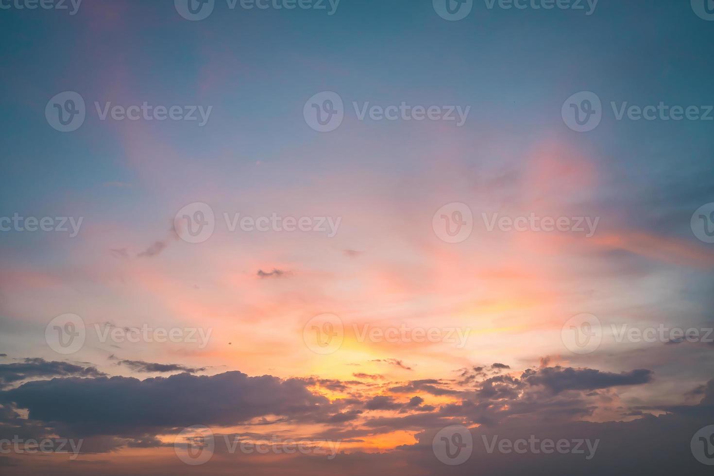 achtergrond wolk zomer. wolk zomer. hemelwolk filmisch. natuurlijke lucht mooie en filmische zonsondergang textuur achtergrond foto