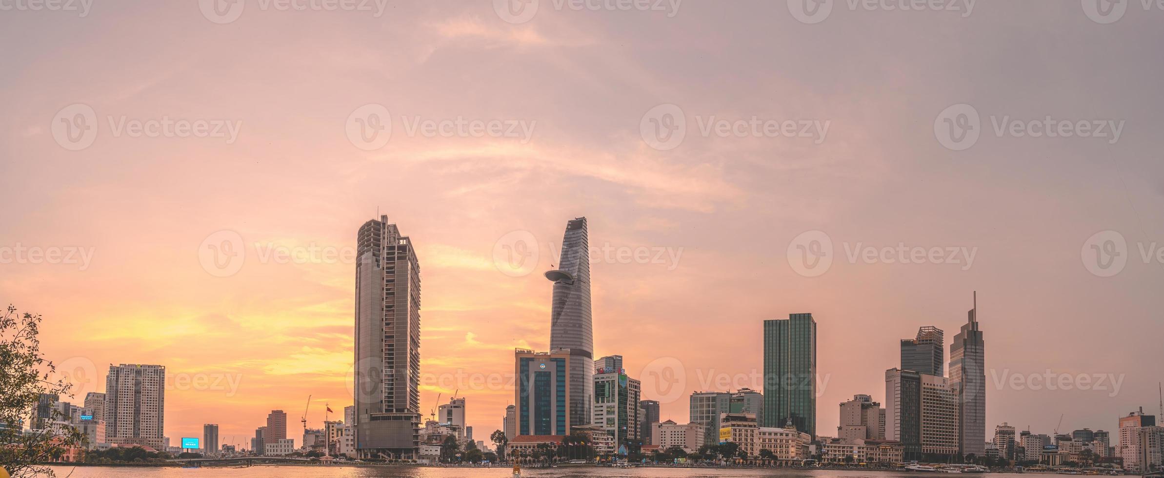 ho chi minh, vietnam - 19 februari 2022 weergave van bitexco financiële toren gebouw, gebouwen, wegen, thu thiem brug en saigon rivier in ho chi minh stad in zonsondergang. panoramabeeld van hoge kwaliteit. foto