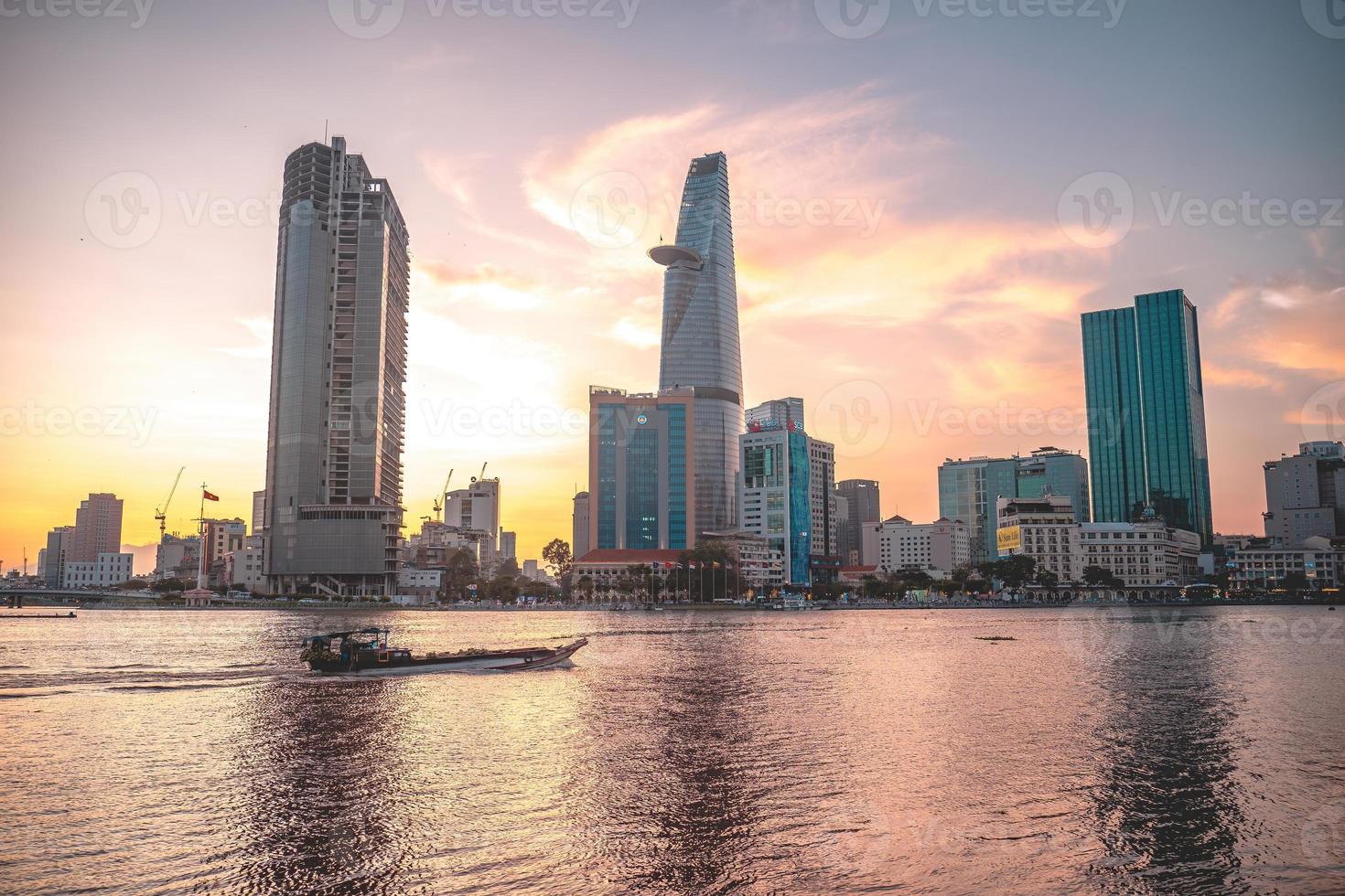 ho chi minh, vietnam - 13 februari 2022 weergave van bitexco financiële toren gebouw, gebouwen, wegen, thu thiem brug en saigon rivier in ho chi minh stad in zonsondergang. panoramabeeld van hoge kwaliteit. foto