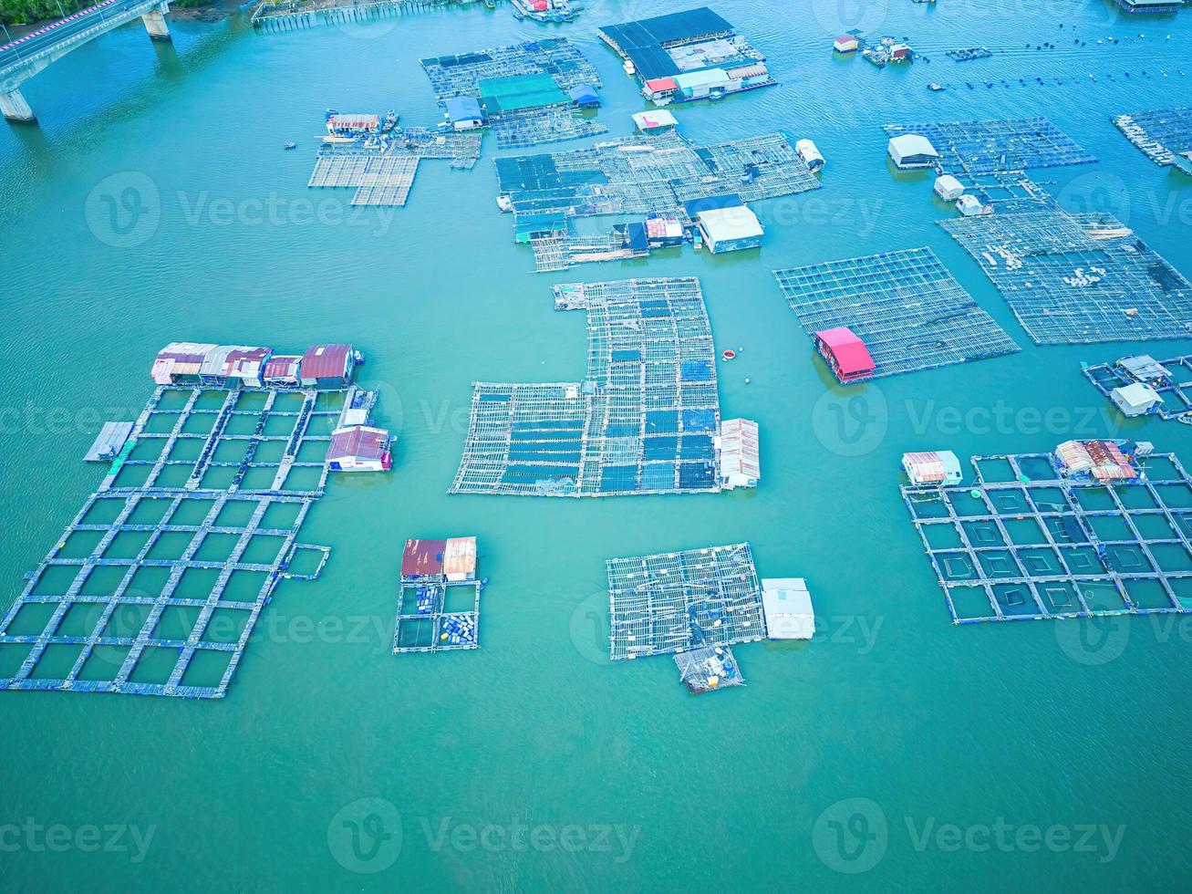 een hoek van de oesterboerderij, een vissersdorpje in de gemeente Long Son, de provincie ba ria vung tau, vietnam. mensen die in het drijvend dorp leven en de visindustrie voeren. foto