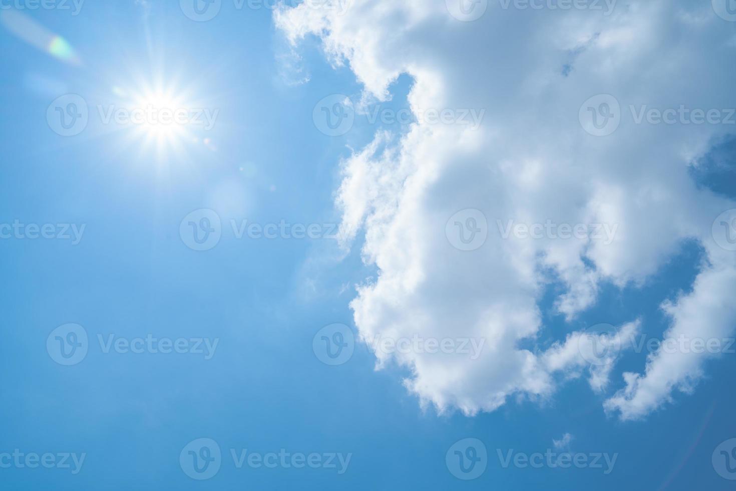 prachtig uitzicht op de blauwe lucht met wolken bij zonsopgang. gedeeltelijk bewolkt.achtergrond wolk zomer. wolk zomer. sky cloud duidelijk met zonsondergang. natuurlijke lucht filmische mooie gele en witte textuur achtergrond foto