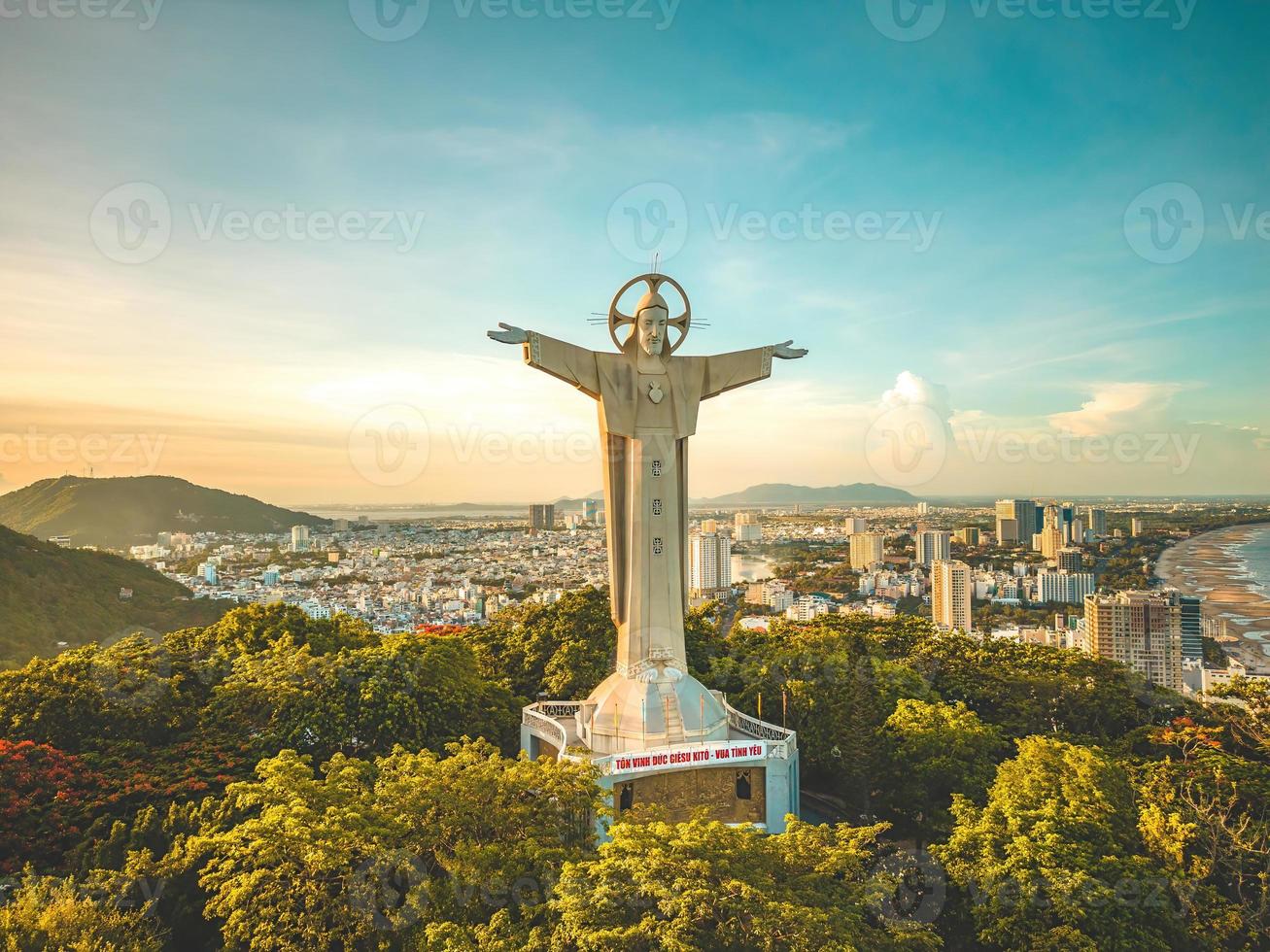 bovenaanzicht van vung tau met standbeeld van jezus christus op de berg. de meest populaire lokale plek. christus de koning, een standbeeld van jezus. reisconcept. foto