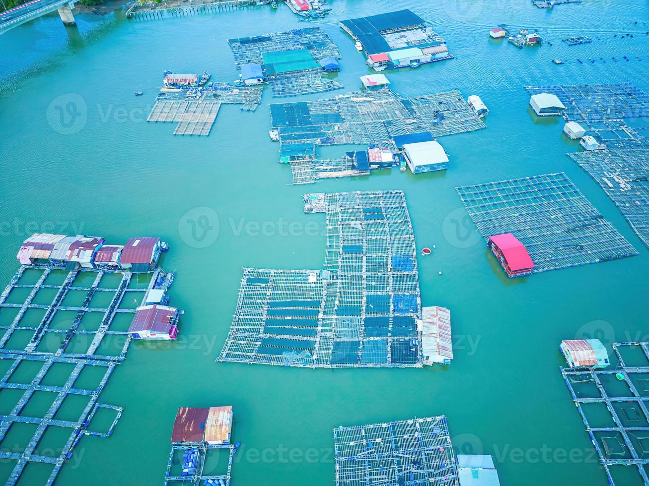 een hoek van de oesterboerderij, een vissersdorpje in de gemeente Long Son, de provincie ba ria vung tau, vietnam. mensen die in het drijvend dorp leven en de visindustrie voeren. foto