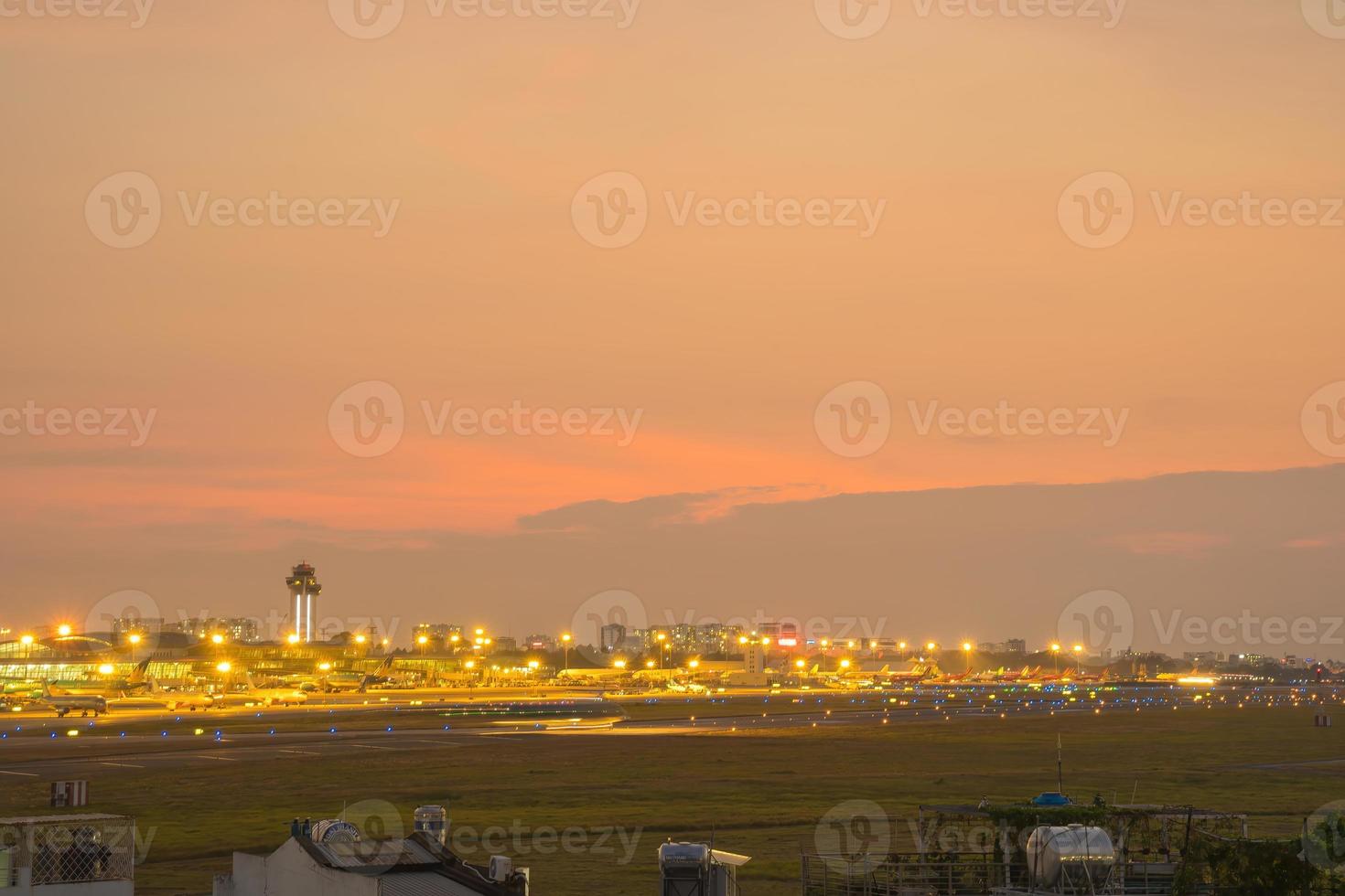 Ho Chi Minh City, Vietnam - 20 februari 2022 de internationale luchthaven van Tan Son Nhat International Airport, de internationale luchthaven in Saigon Ho Chi Minh City, Zuid-Vietnam in de nacht. foto