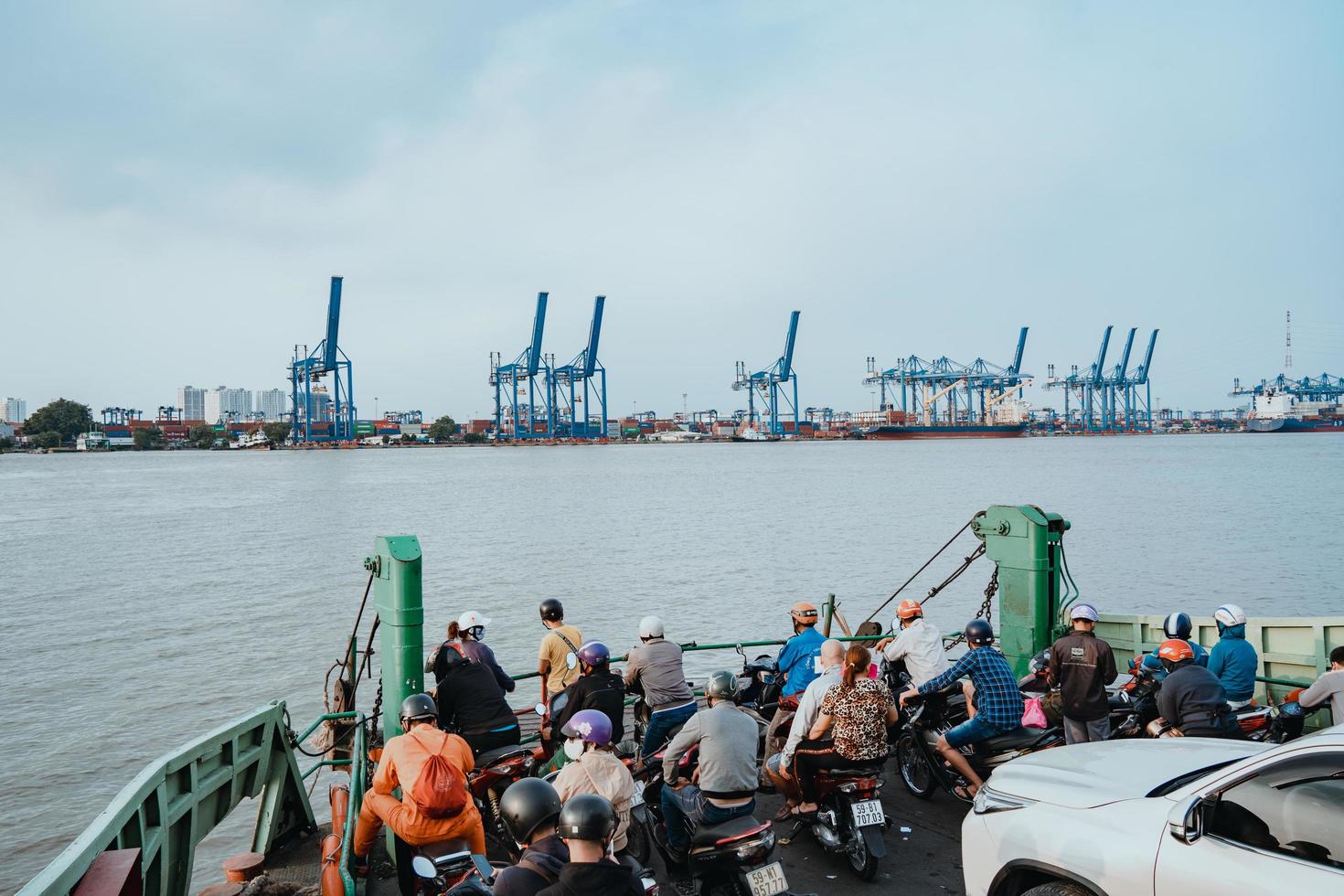 ho chi minh, vietnam - 19 februari 2022 een veerboot brengt forenzen en voertuigen van de nieuwe haven van Cat Lai naar de overkant van de rivier de Nha Be. ho chi minh-stad is de grootste stad in vietnam 9 mln foto