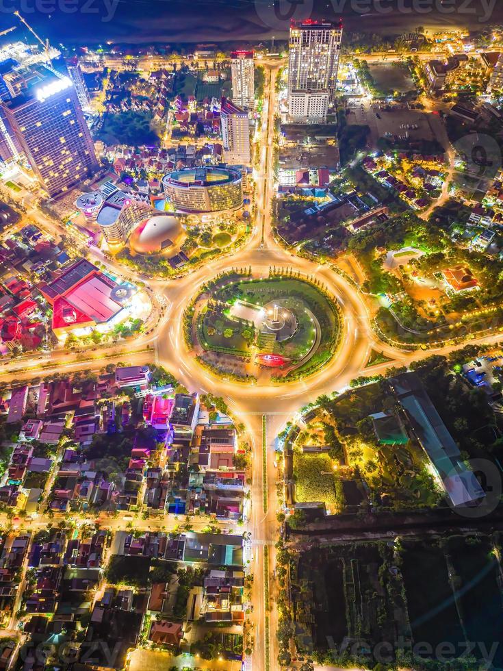 vung tau uitzicht van bovenaf, met verkeersrotonde, huis, vietnam oorlogsmonument in vietnam. fotografie met lange belichtingstijden 's nachts. foto