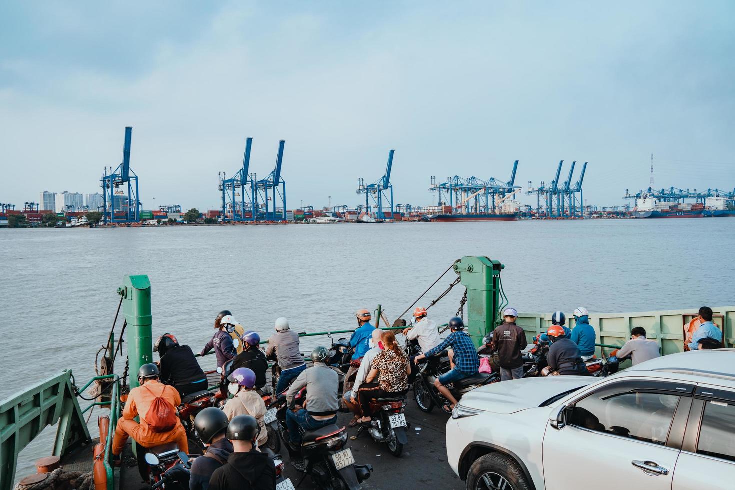 ho chi minh, vietnam - 19 februari 2022 een veerboot brengt forenzen en voertuigen van de nieuwe haven van Cat Lai naar de overkant van de rivier de Nha Be. ho chi minh-stad is de grootste stad in vietnam 9 mln foto