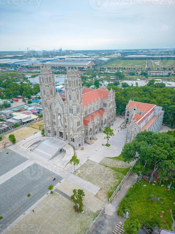 song vinh kerk, ook bekend als parochielied vinh in phu my, die toeristen trekt om in het weekend spiritueel te bezoeken in vung tau, vietnam. song vinh kerk laat een gebouw eruit zien als frankrijk foto