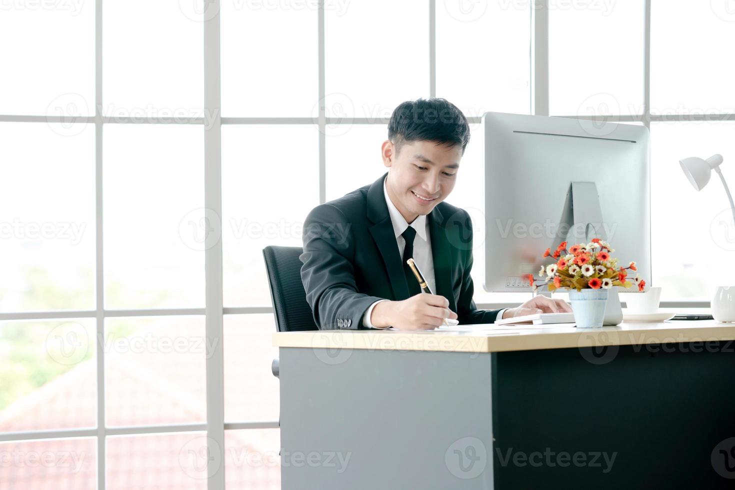 mannelijke manager die aantekeningen maakt in het kantoor aan huis foto
