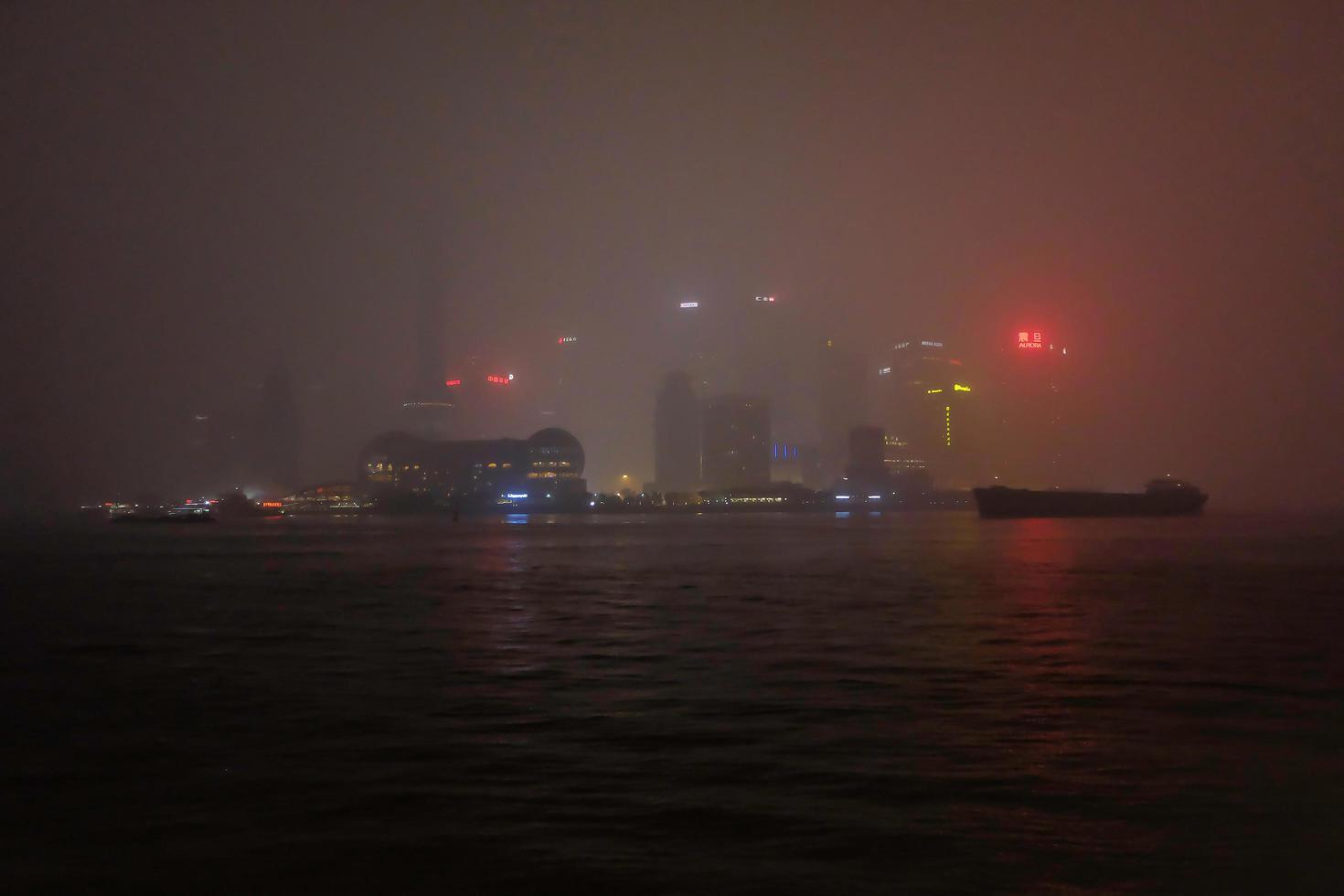 defocusweergave van de bund shanghai op de yangtze-rivier met mistig of mist bedek de bund in het winterseizoen, reizen naar china foto