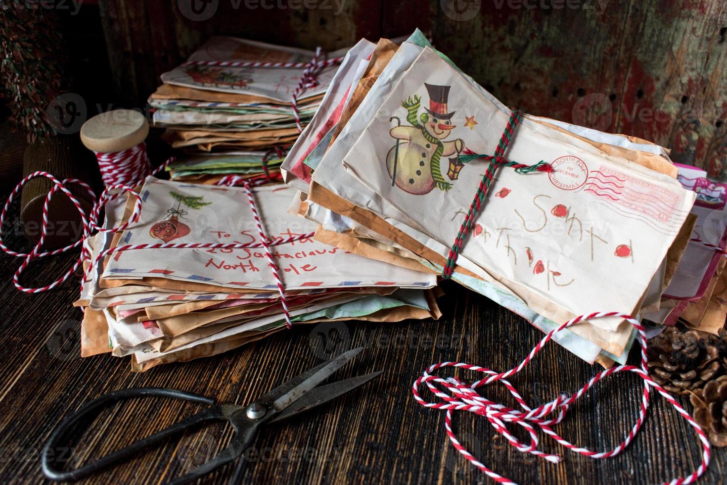 kerstbrieven aan de kerstman gewikkeld in touw foto