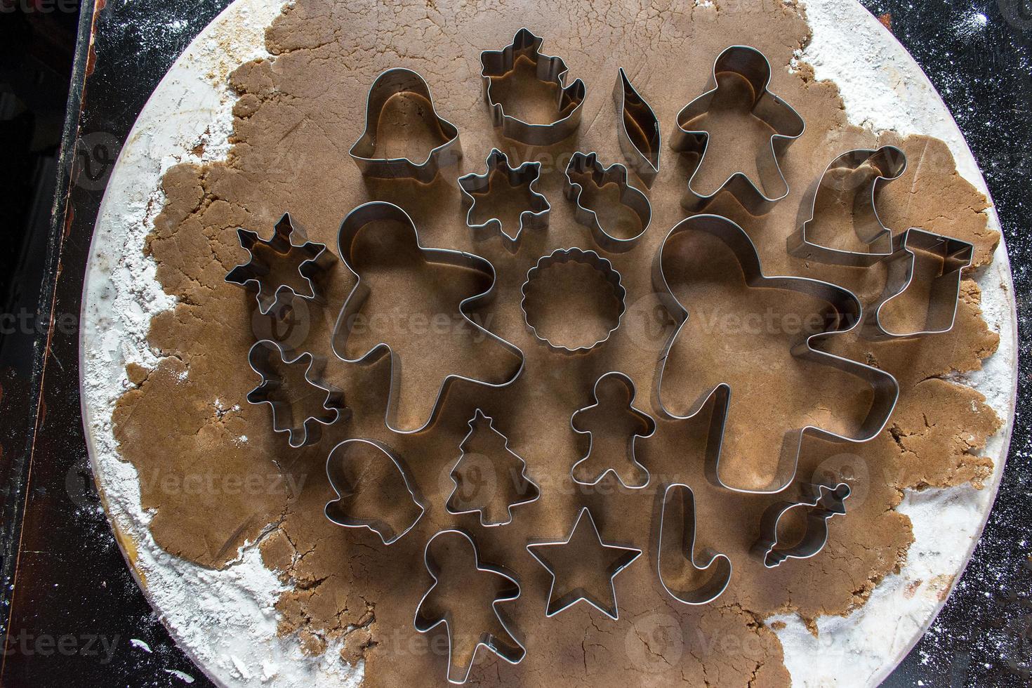 kerstkoekjes uitstekers op peperkoekdeeg plat gelegd foto