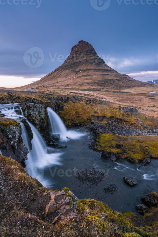 Kirkjufell Mountain, een iconisch natuurlijk monument van IJsland, gelegen op het schiereiland Snaefellsnes, in de buurt van de stad Grundarfjordur. foto