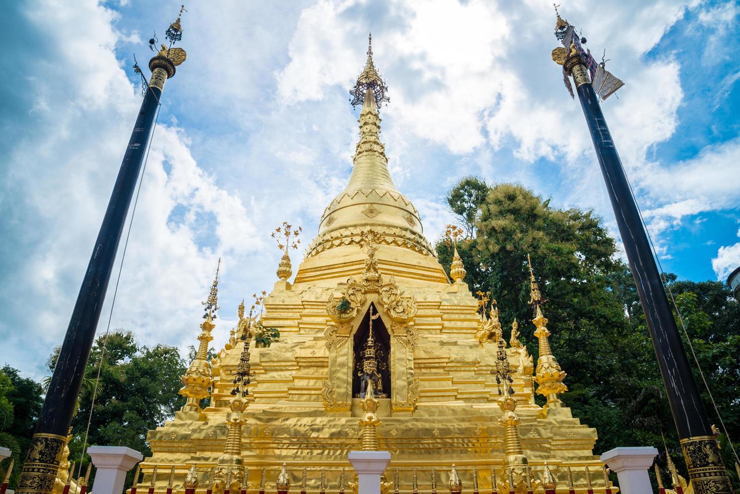 de gouden pagode in Birma-stijl van wat sri mung muang-tempel in chiang mai, de hoofdstad van de noordelijke regio van thailand. foto